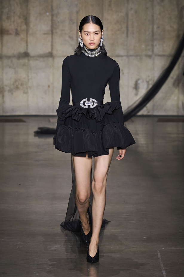 ديفيد كوما يأخذنا في نزهة بين حدائق الأزهار في مجموعته لربيع وصيف 2024 في لندن