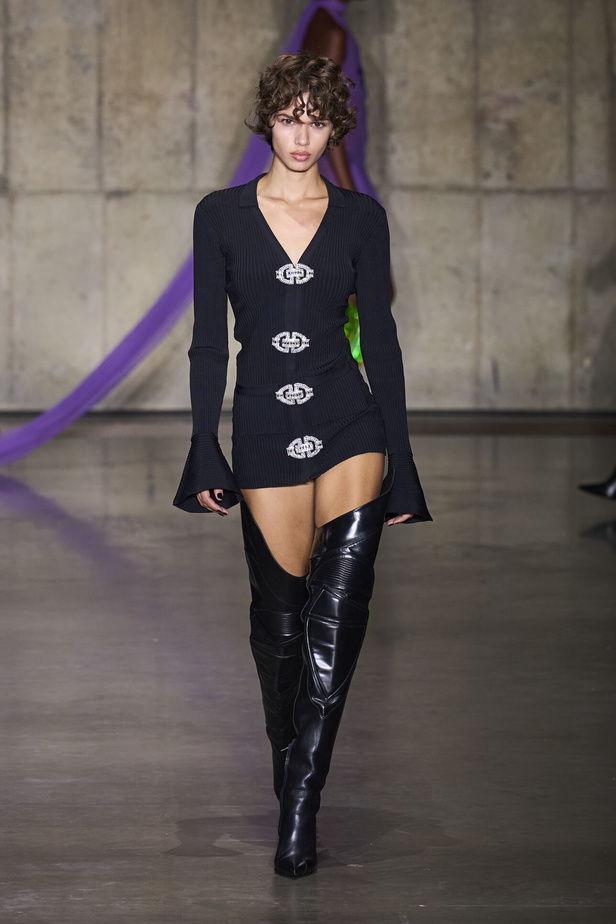 ديفيد كوما يأخذنا في نزهة بين حدائق الأزهار في مجموعته لربيع وصيف 2024 في لندن