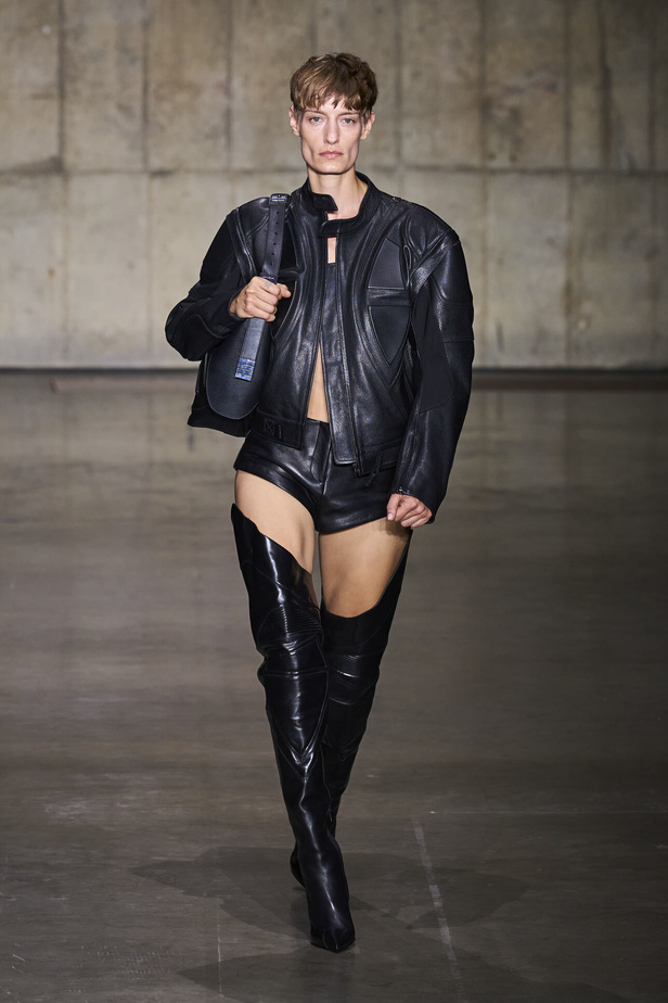 ديفيد كوما يأخذنا في نزهة بين حدائق الأزهار في مجموعته لربيع وصيف 2024 في لندن