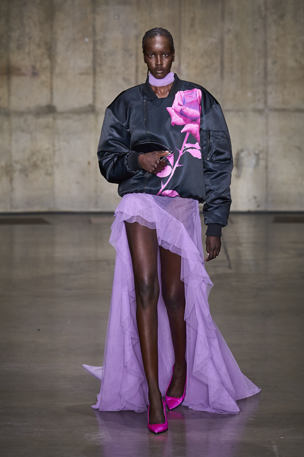 ديفيد كوما يأخذنا في نزهة بين حدائق الأزهار في مجموعته لربيع وصيف 2024 في لندن