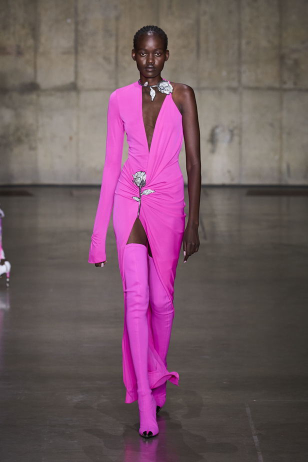 ديفيد كوما يأخذنا في نزهة بين حدائق الأزهار في مجموعته لربيع وصيف 2024 في لندن