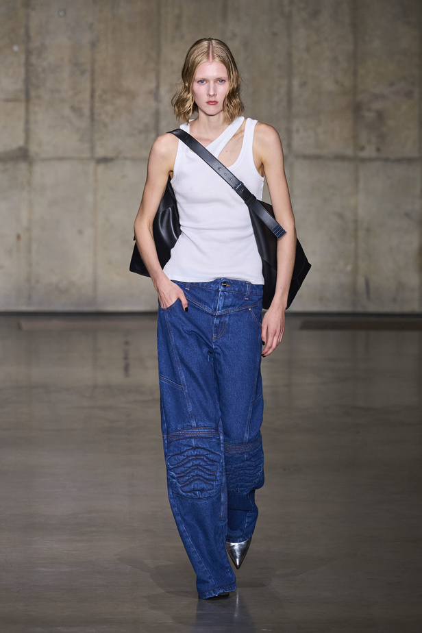 ديفيد كوما يأخذنا في نزهة بين حدائق الأزهار في مجموعته لربيع وصيف 2024 في لندن