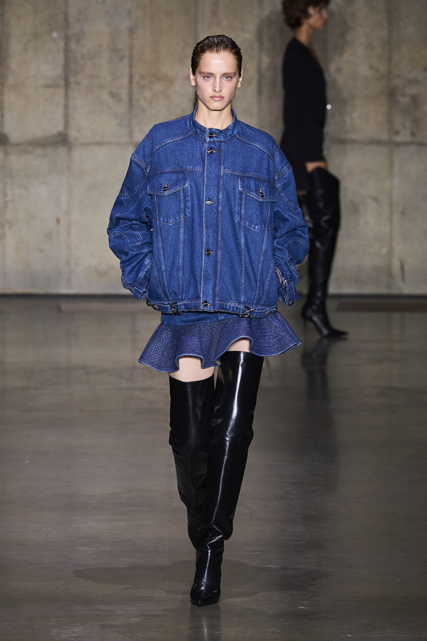 ديفيد كوما يأخذنا في نزهة بين حدائق الأزهار في مجموعته لربيع وصيف 2024 في لندن