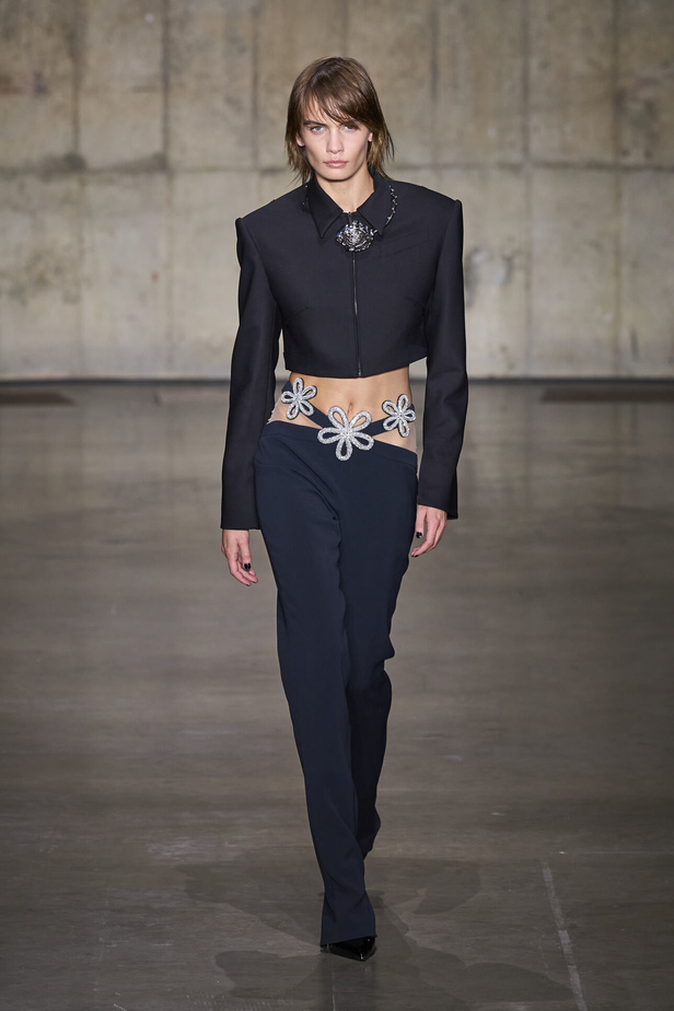 ديفيد كوما يأخذنا في نزهة بين حدائق الأزهار في مجموعته لربيع وصيف 2024 في لندن