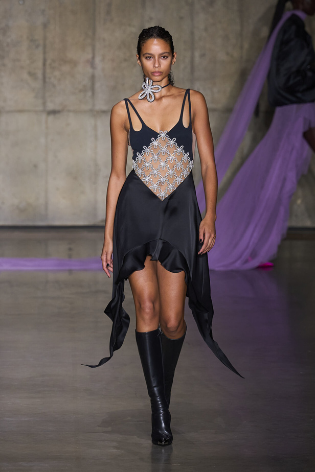 ديفيد كوما يأخذنا في نزهة بين حدائق الأزهار في مجموعته لربيع وصيف 2024 في لندن