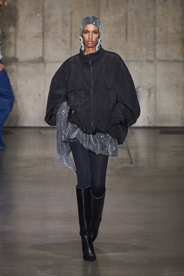 ديفيد كوما يأخذنا في نزهة بين حدائق الأزهار في مجموعته لربيع وصيف 2024 في لندن