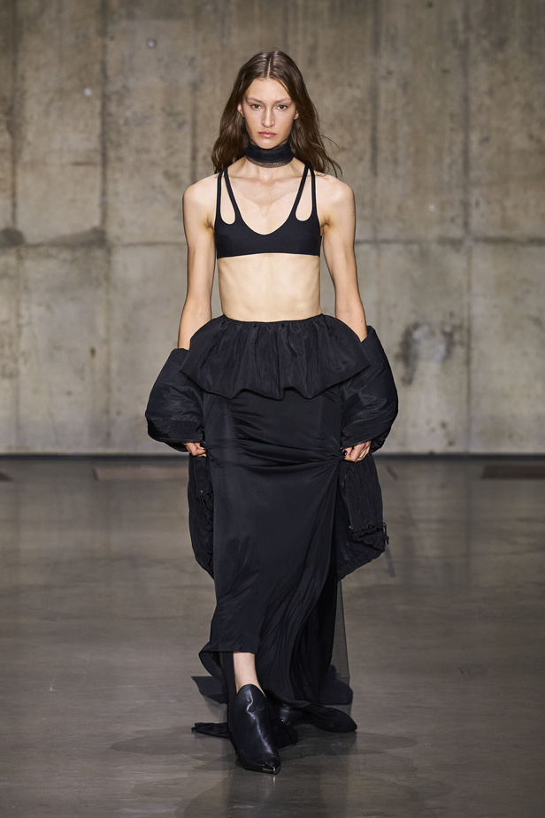 ديفيد كوما يأخذنا في نزهة بين حدائق الأزهار في مجموعته لربيع وصيف 2024 في لندن