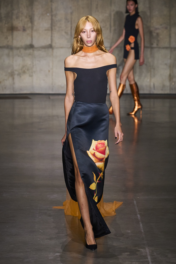 ديفيد كوما يأخذنا في نزهة بين حدائق الأزهار في مجموعته لربيع وصيف 2024 في لندن