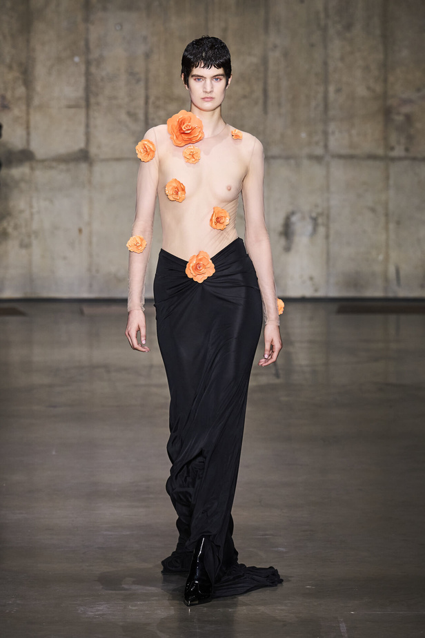 ديفيد كوما يأخذنا في نزهة بين حدائق الأزهار في مجموعته لربيع وصيف 2024 في لندن