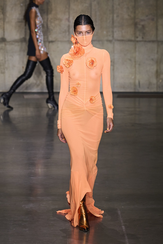 ديفيد كوما يأخذنا في نزهة بين حدائق الأزهار في مجموعته لربيع وصيف 2024 في لندن