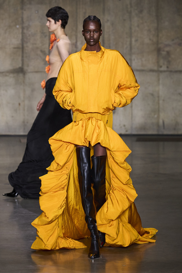 ديفيد كوما يأخذنا في نزهة بين حدائق الأزهار في مجموعته لربيع وصيف 2024 في لندن