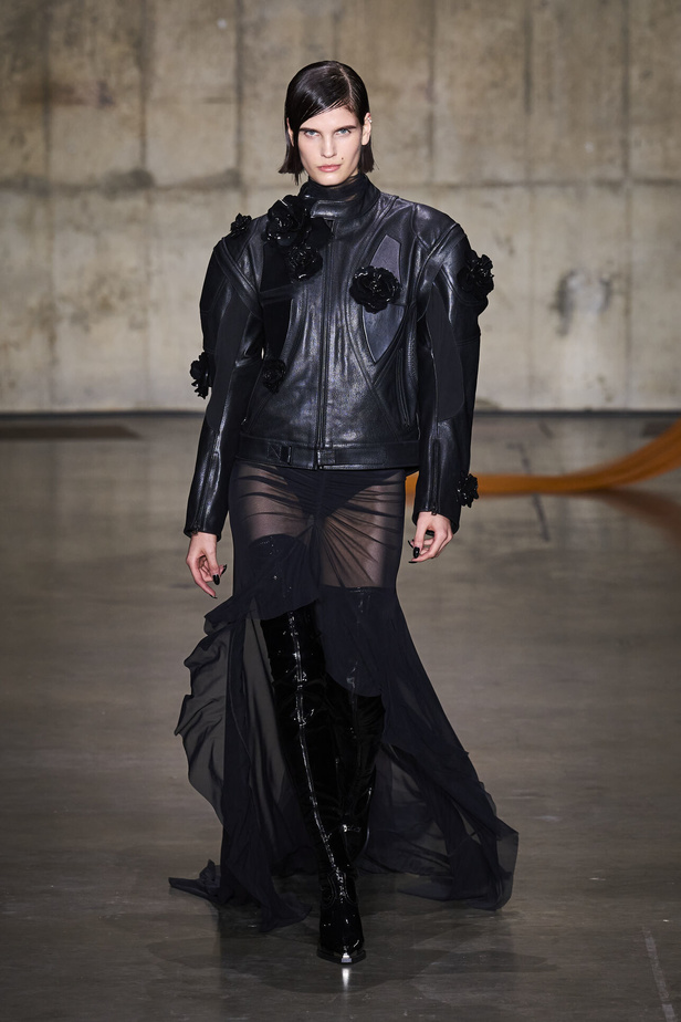 ديفيد كوما يأخذنا في نزهة بين حدائق الأزهار في مجموعته لربيع وصيف 2024 في لندن