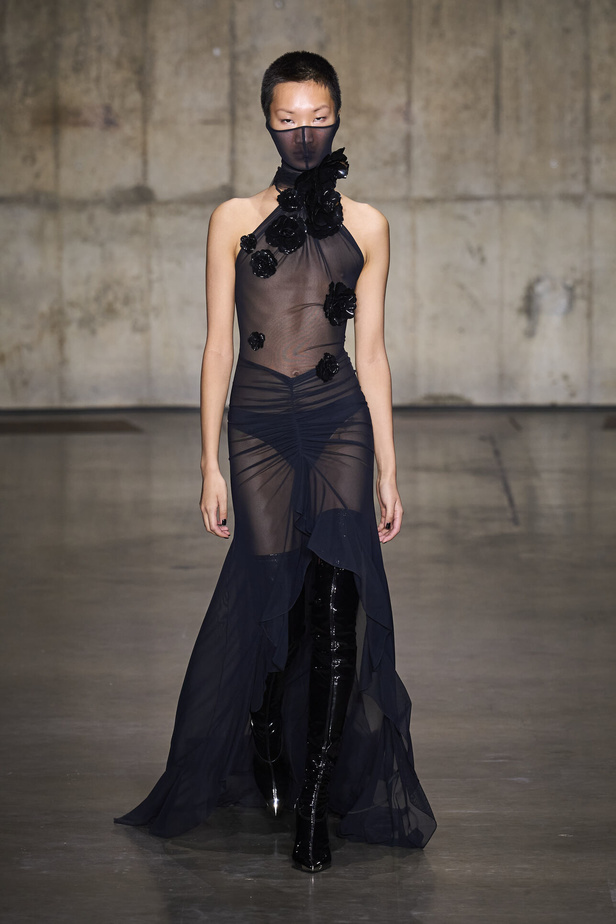 ديفيد كوما يأخذنا في نزهة بين حدائق الأزهار في مجموعته لربيع وصيف 2024 في لندن