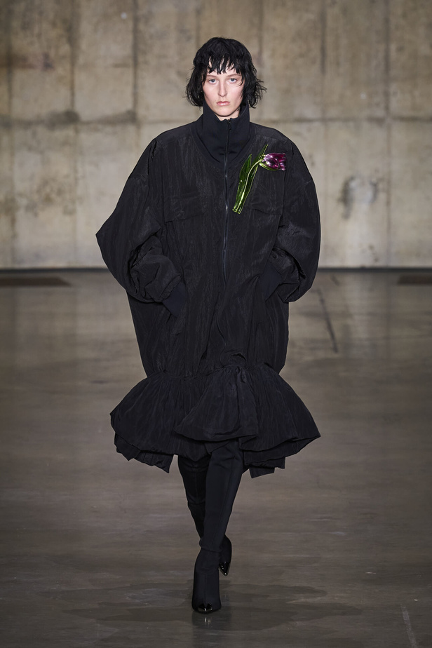 ديفيد كوما يأخذنا في نزهة بين حدائق الأزهار في مجموعته لربيع وصيف 2024 في لندن