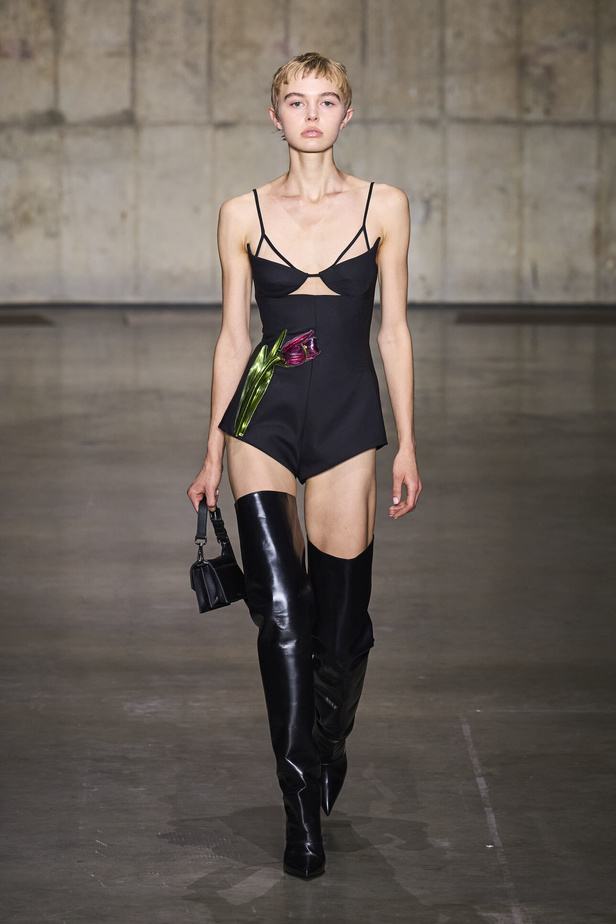 ديفيد كوما يأخذنا في نزهة بين حدائق الأزهار في مجموعته لربيع وصيف 2024 في لندن