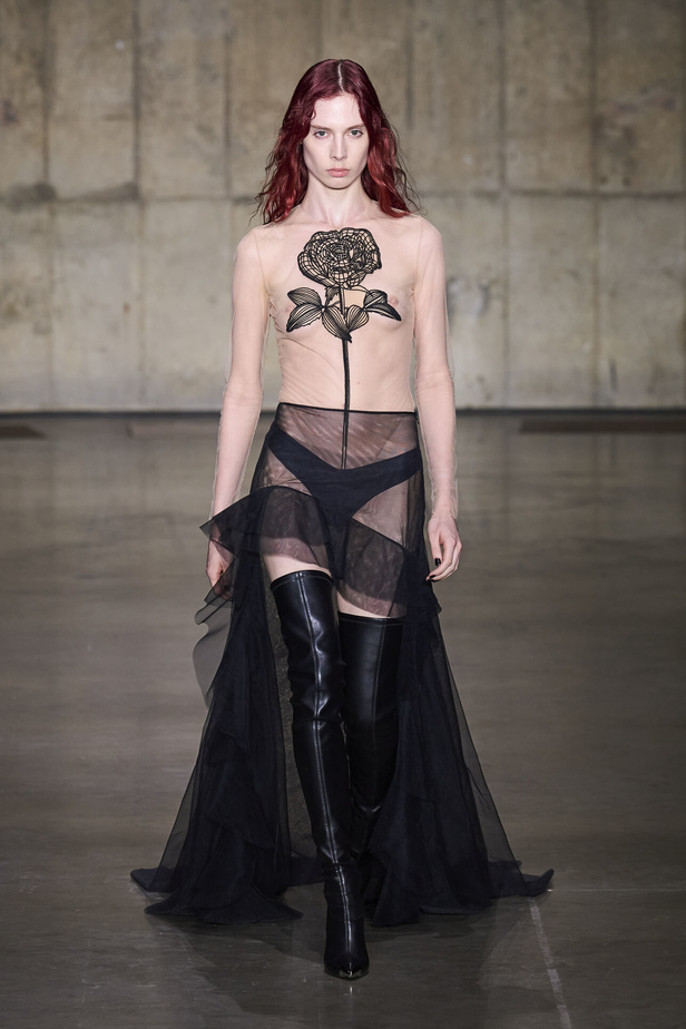 ديفيد كوما يأخذنا في نزهة بين حدائق الأزهار في مجموعته لربيع وصيف 2024 في لندن