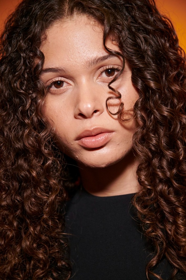 ديفيد كوما يأخذنا في نزهة بين حدائق الأزهار 