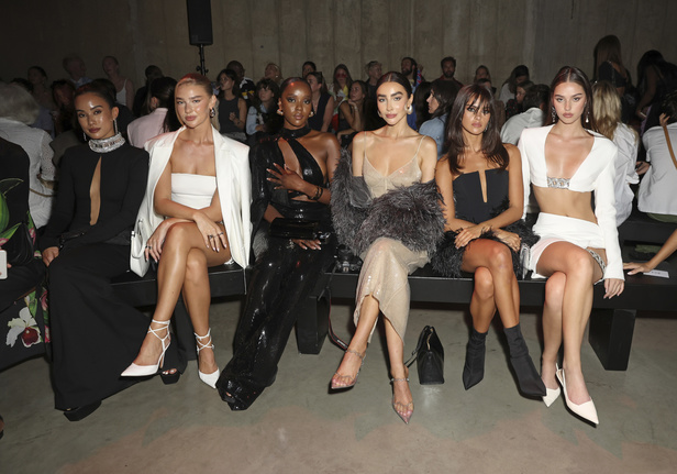 الصف الأول في عرض مجموعة ديفيد كوما لربيع وصيف 2024 في لندن