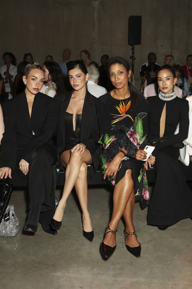 الصف الأول في عرض مجموعة ديفيد كوما لربيع وصيف 2024 في لندن