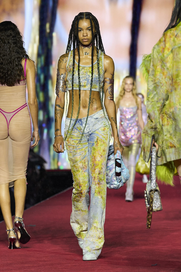 الأناقة الشبابية وأقمشة الجينز تحيي عرض Diesel لموسم ربيع وصيف 2024