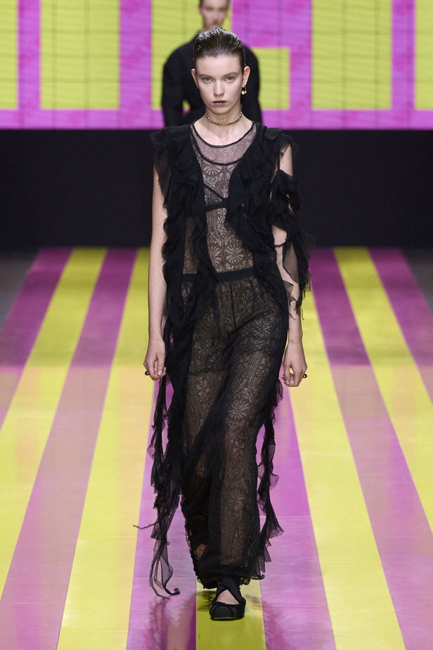 ماريا غراتسيا كيوري تعيدنا الى مبادئ الأنوثة والنسوية في مجموعة Dior لربيع وصيف 2024