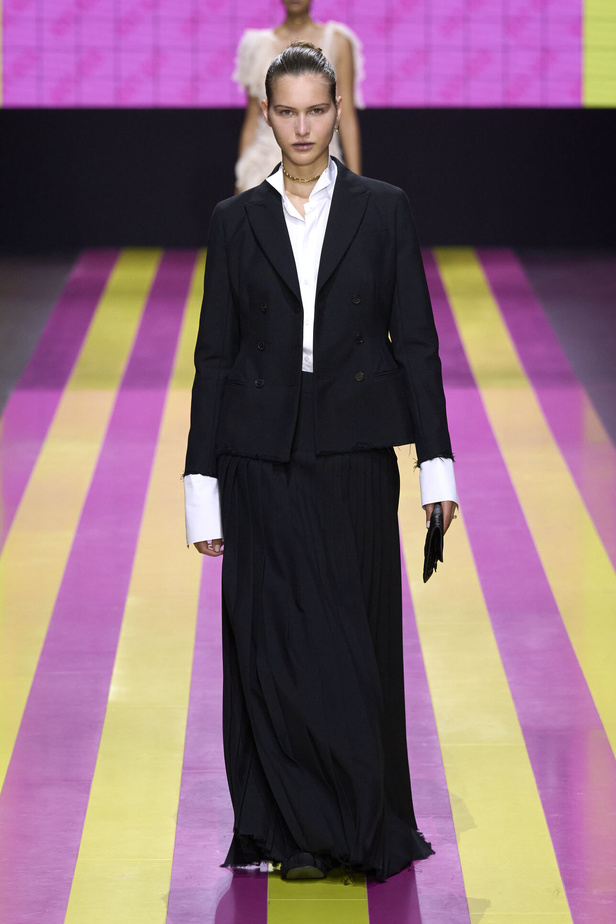 ماريا غراتسيا كيوري تعيدنا الى مبادئ الأنوثة والنسوية في مجموعة Dior لربيع وصيف 2024