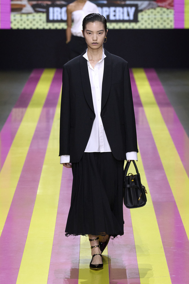 ماريا غراتسيا كيوري تعيدنا الى مبادئ الأنوثة والنسوية في مجموعة Dior لربيع وصيف 2024