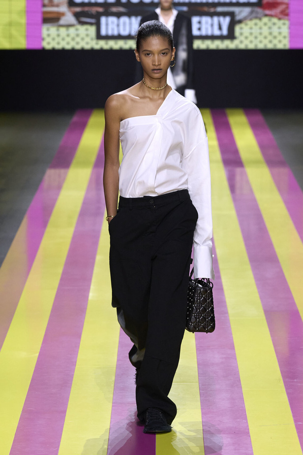 ماريا غراتسيا كيوري تعيدنا الى مبادئ الأنوثة والنسوية في مجموعة Dior لربيع وصيف 2024