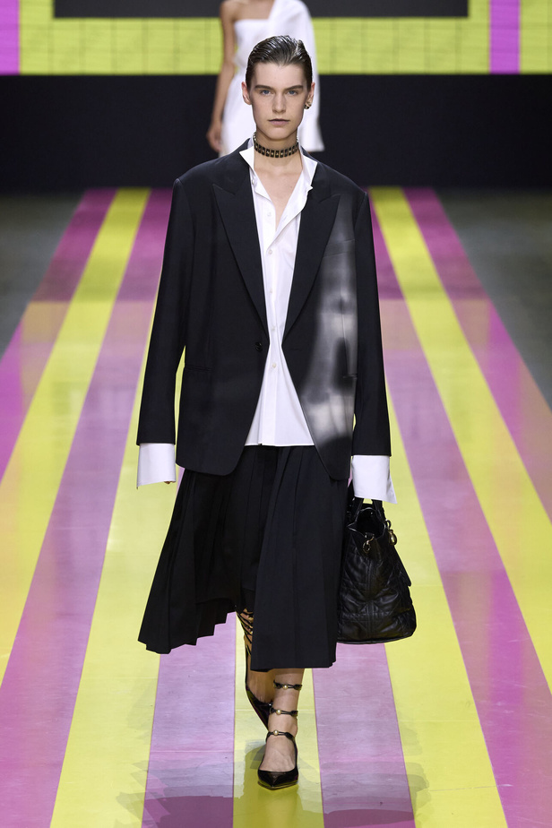 ماريا غراتسيا كيوري تعيدنا الى مبادئ الأنوثة والنسوية في مجموعة Dior لربيع وصيف 2024