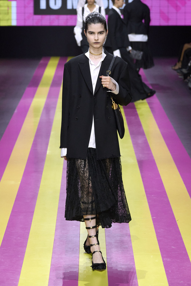 ماريا غراتسيا كيوري تعيدنا الى مبادئ الأنوثة والنسوية في مجموعة Dior لربيع وصيف 2024