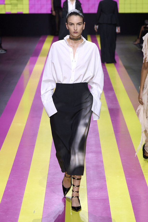 ماريا غراتسيا كيوري تعيدنا الى مبادئ الأنوثة والنسوية في مجموعة Dior لربيع وصيف 2024