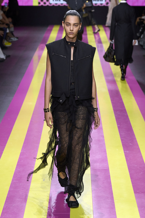 ماريا غراتسيا كيوري تعيدنا الى مبادئ الأنوثة والنسوية في مجموعة Dior لربيع وصيف 2024