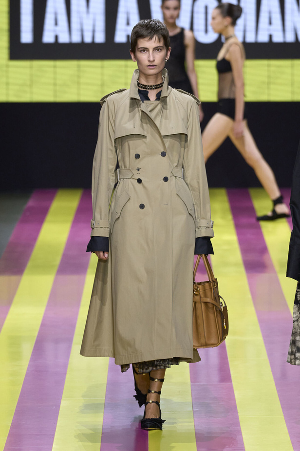 ماريا غراتسيا كيوري تعيدنا الى مبادئ الأنوثة والنسوية في مجموعة Dior لربيع وصيف 2024