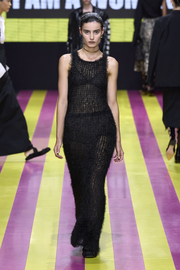 ماريا غراتسيا كيوري تعيدنا الى مبادئ الأنوثة والنسوية في مجموعة Dior لربيع وصيف 2024