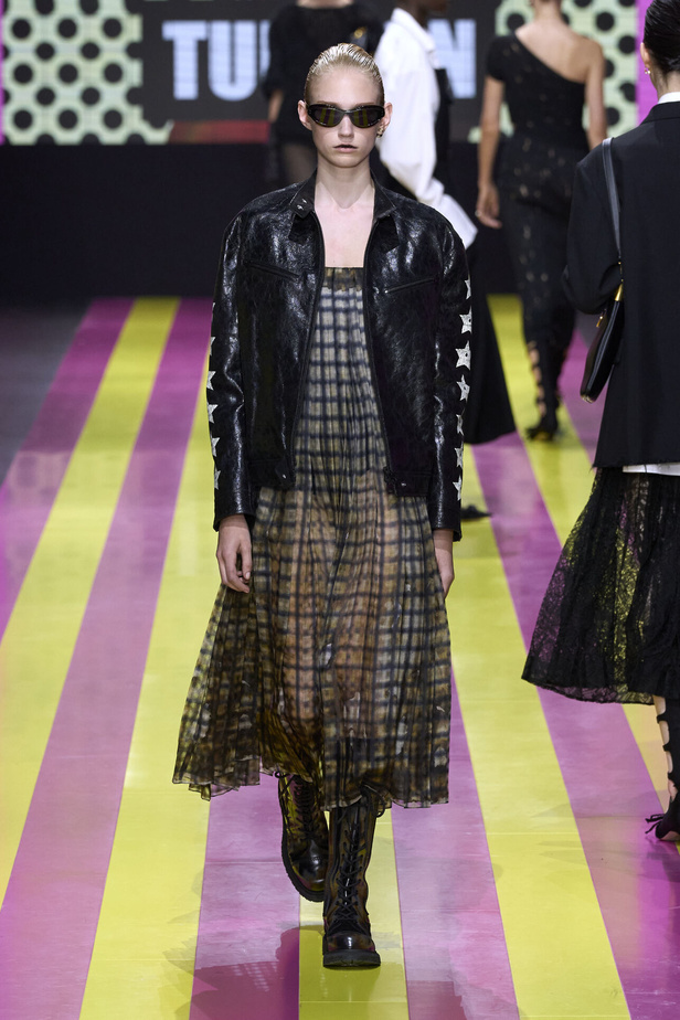 ماريا غراتسيا كيوري تعيدنا الى مبادئ الأنوثة والنسوية في مجموعة Dior لربيع وصيف 2024