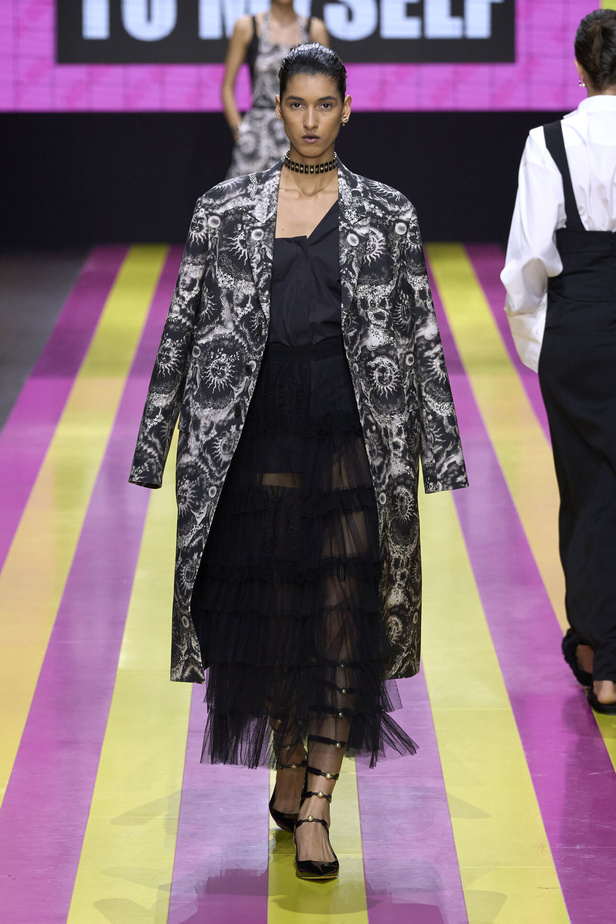 ماريا غراتسيا كيوري تعيدنا الى مبادئ الأنوثة والنسوية في مجموعة Dior لربيع وصيف 2024