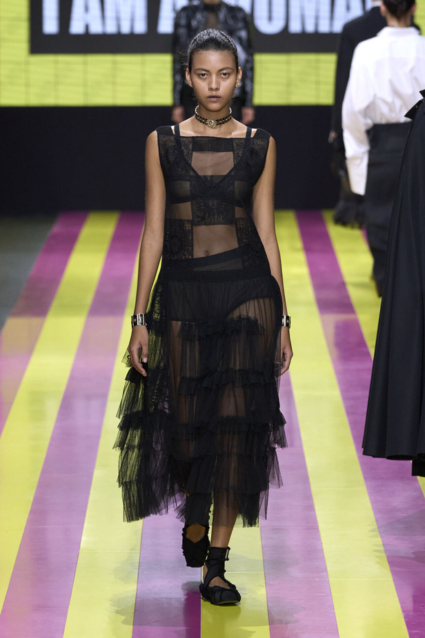 ماريا غراتسيا كيوري تعيدنا الى مبادئ الأنوثة والنسوية في مجموعة Dior لربيع وصيف 2024