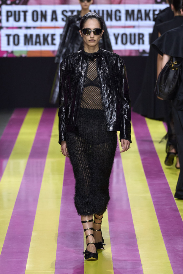 ماريا غراتسيا كيوري تعيدنا الى مبادئ الأنوثة والنسوية في مجموعة Dior لربيع وصيف 2024