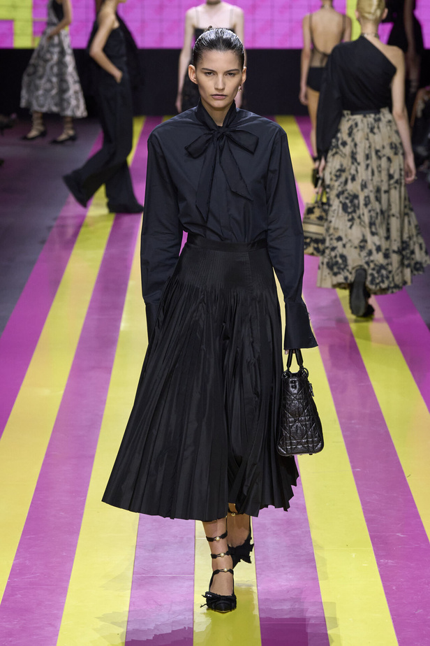 ماريا غراتسيا كيوري تعيدنا الى مبادئ الأنوثة والنسوية في مجموعة Dior لربيع وصيف 2024