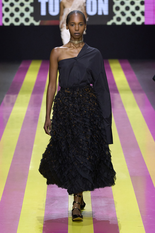 ماريا غراتسيا كيوري تعيدنا الى مبادئ الأنوثة والنسوية في مجموعة Dior لربيع وصيف 2024