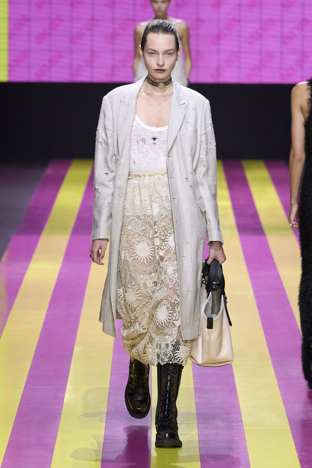 ماريا غراتسيا كيوري تعيدنا الى مبادئ الأنوثة والنسوية في مجموعة Dior لربيع وصيف 2024