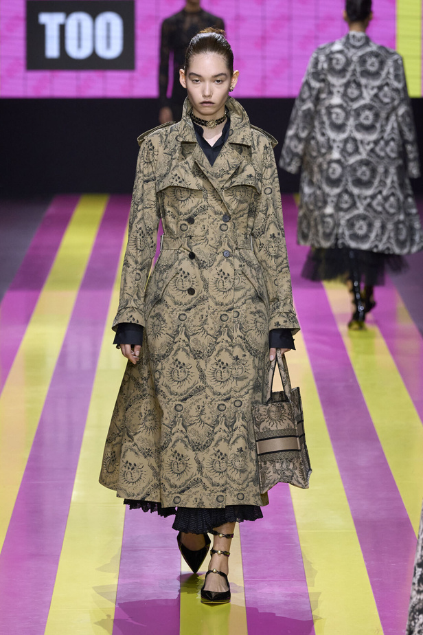 ماريا غراتسيا كيوري تعيدنا الى مبادئ الأنوثة والنسوية في مجموعة Dior لربيع وصيف 2024