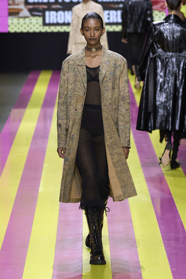 ماريا غراتسيا كيوري تعيدنا الى مبادئ الأنوثة والنسوية في مجموعة Dior لربيع وصيف 2024