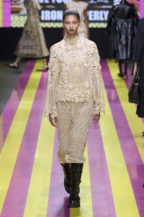 ماريا غراتسيا كيوري تعيدنا الى مبادئ الأنوثة والنسوية في مجموعة Dior لربيع وصيف 2024