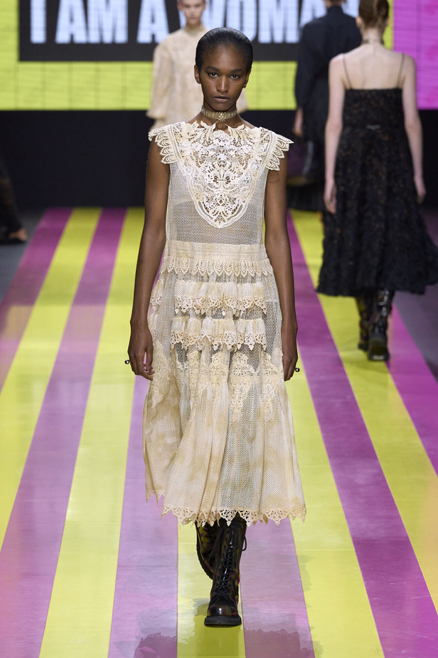 ماريا غراتسيا كيوري تعيدنا الى مبادئ الأنوثة والنسوية في مجموعة Dior لربيع وصيف 2024