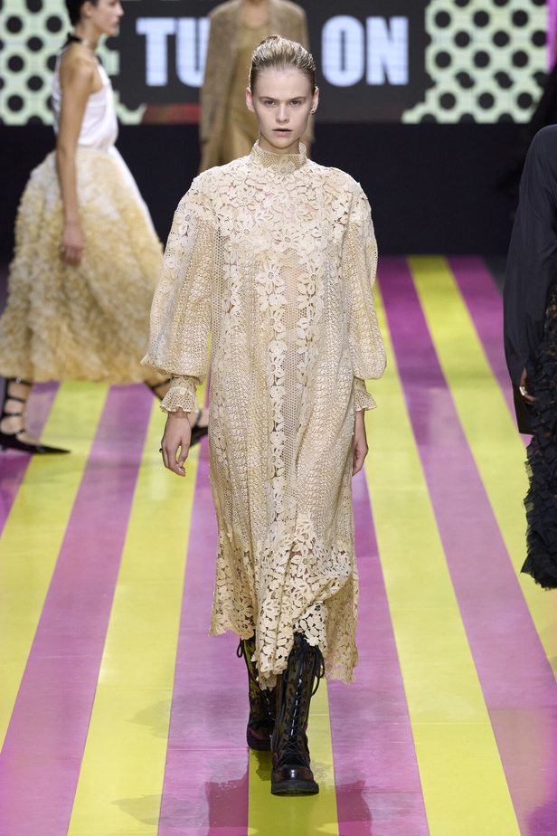 ماريا غراتسيا كيوري تعيدنا الى مبادئ الأنوثة والنسوية في مجموعة Dior لربيع وصيف 2024