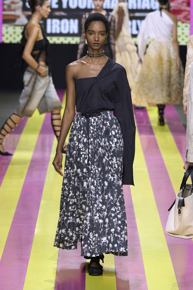 ماريا غراتسيا كيوري تعيدنا الى مبادئ الأنوثة والنسوية في مجموعة Dior لربيع وصيف 2024