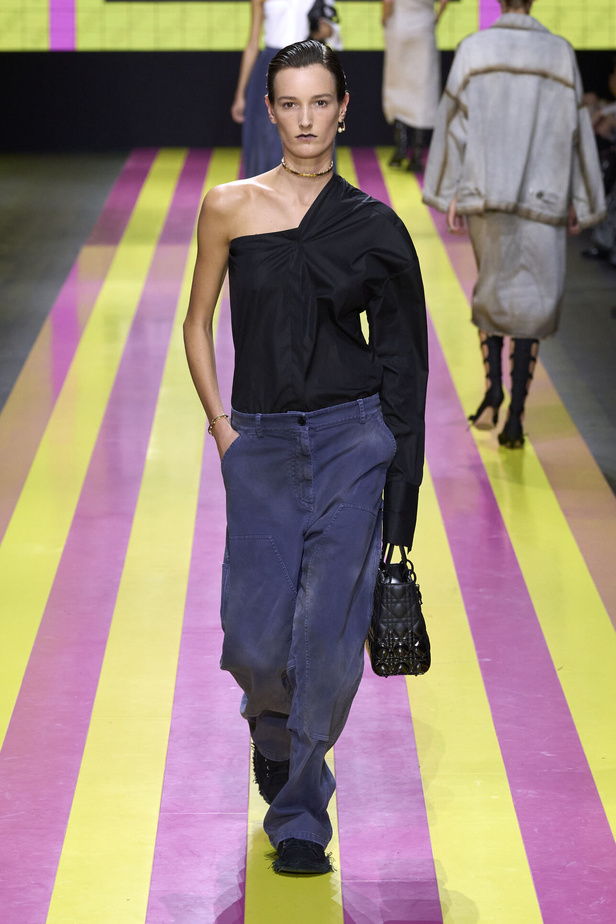 ماريا غراتسيا كيوري تعيدنا الى مبادئ الأنوثة والنسوية في مجموعة Dior لربيع وصيف 2024