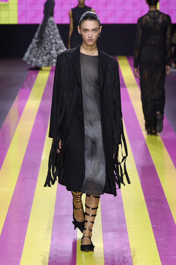 ماريا غراتسيا كيوري تعيدنا الى مبادئ الأنوثة والنسوية في مجموعة Dior لربيع وصيف 2024