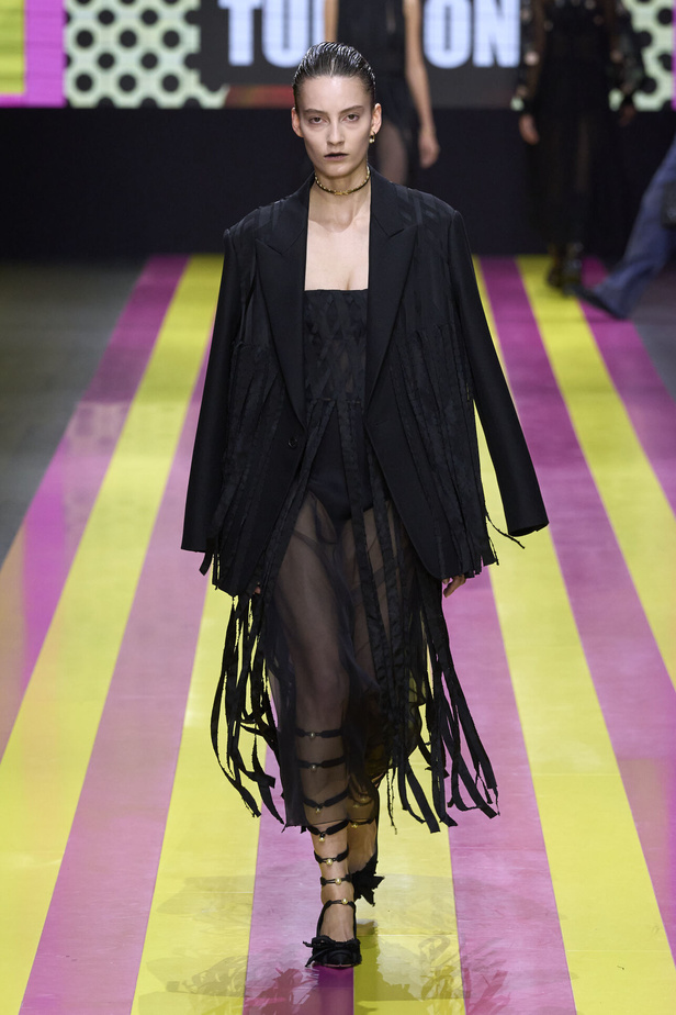 ماريا غراتسيا كيوري تعيدنا الى مبادئ الأنوثة والنسوية في مجموعة Dior لربيع وصيف 2024